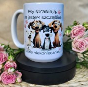 Kubek 450 ml z hasłem „Psy sprawiają, że jestem szczęśliwa” – prezent dla psiary/psiarza, zdjęcie aranżacyjne