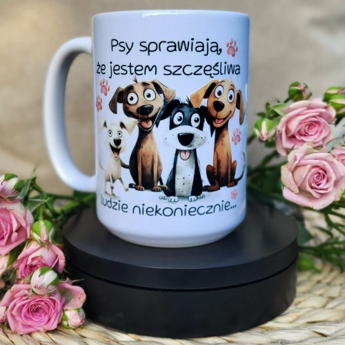 Kubek 450 ml z hasłem „Psy sprawiają, że jestem szczęśliwa” – prezent dla psiary/psiarza, zdjęcie aranżacyjne