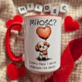 Kubek dla psiarzy „Miłość? Cztery łapy…” 450 ml – czerwone wnętrze, piesek i serduszka, prezent