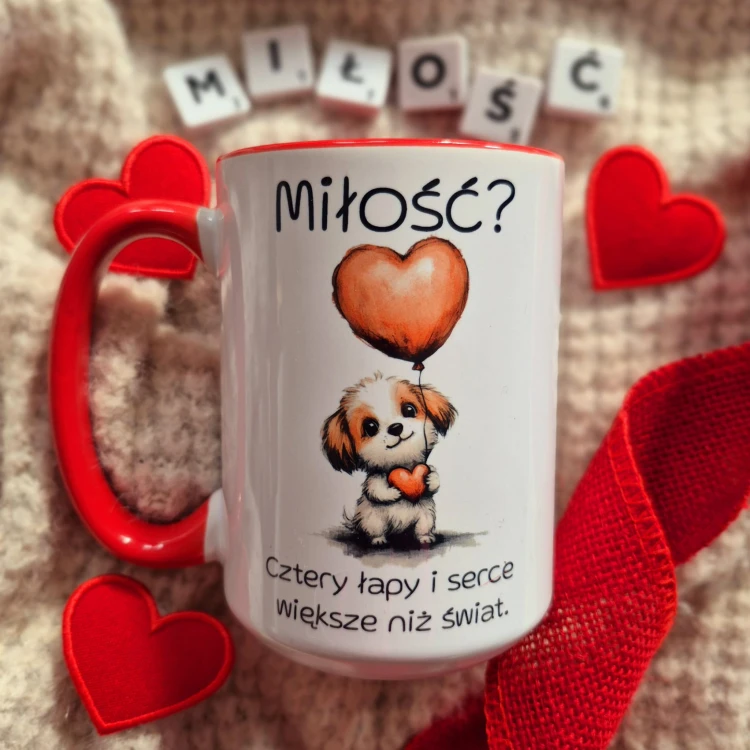 Kubek dla psiarzy „Miłość? Cztery łapy…” 450 ml – czerwone wnętrze, piesek i serduszka, prezent