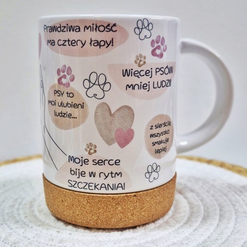 Kubek 440 ml z napisami o psach – widok przodu, serduszka i łapki, korkowa podstawa