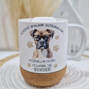 Kubek z pokrywką „Kiedyś byłam normalna…” – rasa do wyboru (330 ml, korkowa podstawa)