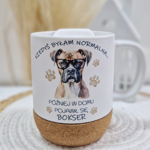 Kubek 330 ml z pokrywką i korkową podstawką „Kiedyś byłam normalna…” – personalizacja rasą psa (przykład: bokser)