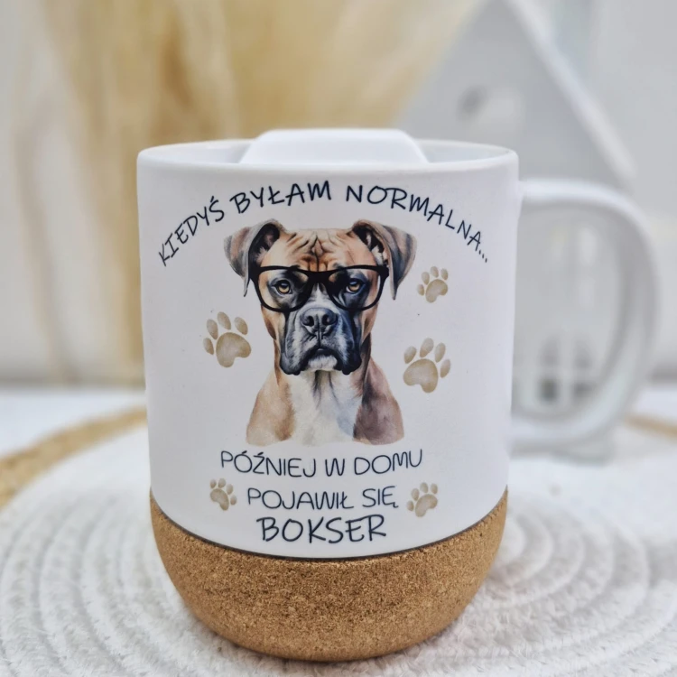 Kubek 330 ml z pokrywką i korkową podstawką „Kiedyś byłam normalna…” – personalizacja rasą psa (przykład: bokser)