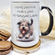 Kubek dla psiarzy 450 ml z czarnym uchem – napis „Lepiej pachnie mokry pies…”