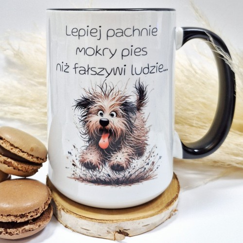 Kubek dla psiarzy 450 ml z czarnym uchem – napis „Lepiej pachnie mokry pies…”