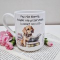 Kubek dla psiary książkary – „Psy nie kłamią…” piesek i książki, zdjęcie aranżacyjne, pojemność 330/450 ml