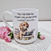 Kubek dla psiary książkary – „Psy nie kłamią…” piesek i książki, zdjęcie aranżacyjne, pojemność 330/450 ml