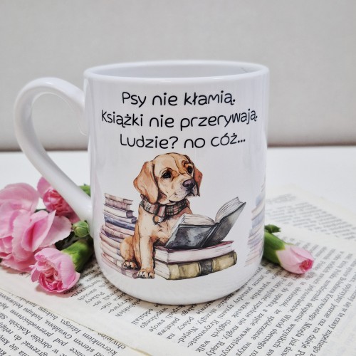 Kubek dla psiary książkary – „Psy nie kłamią…” piesek i książki, zdjęcie aranżacyjne, pojemność 330/450 ml