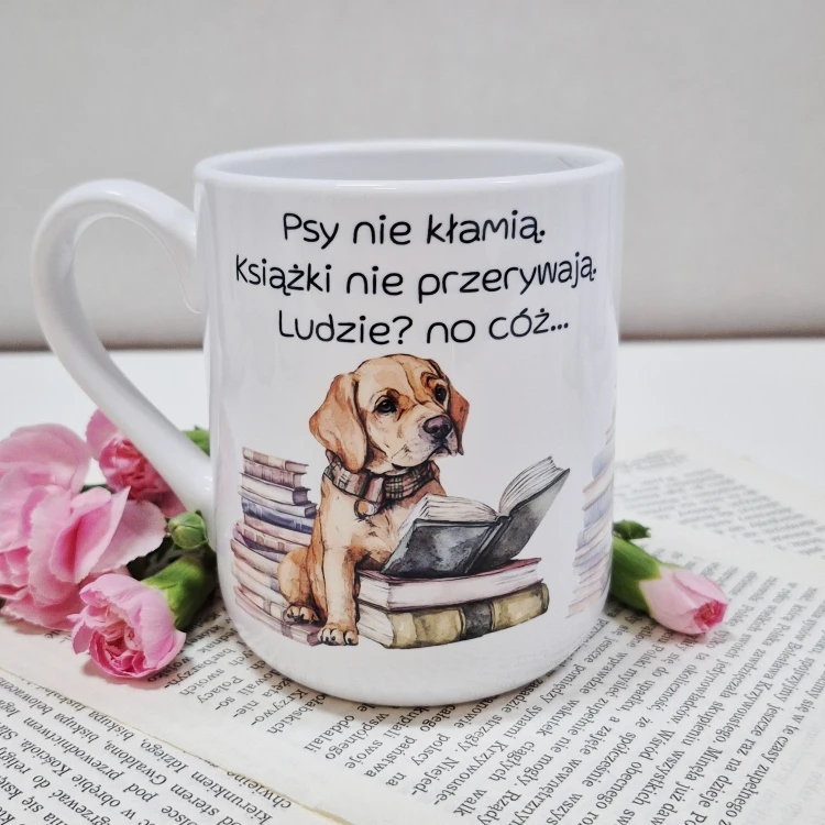 Kubek dla psiary książkary – „Psy nie kłamią…” piesek i książki, zdjęcie aranżacyjne, pojemność 330/450 ml