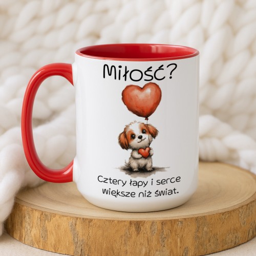 Duży kubek 450 ml „Miłość? Cztery łapy…” – czerwone ucho i wnętrze, piesek z balonem-sercem