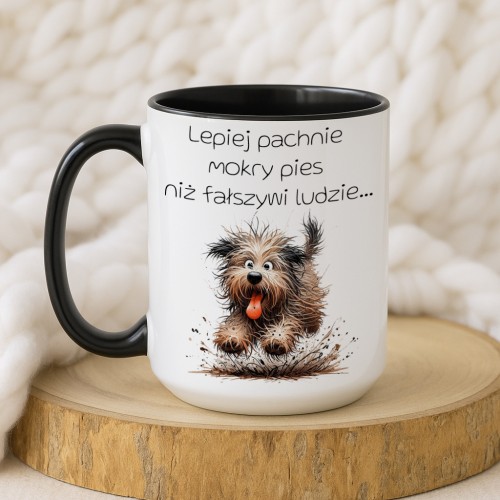 Duży kubek 450 ml „Lepiej pachnie mokry pies niż fałszywi ludzie” – czarne ucho i wnętrze, uroczy piesek